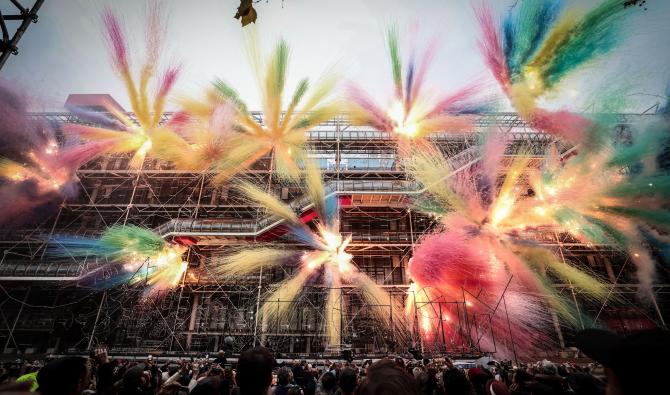 un feu d'artifice intitulé "Le Dernier Carnaval" au Centre Pompidou (Beaubourg) à l'occasion de sa fermeture pour un projet de rénovation de cinq ans, à Paris, le 22 octobre 2025. (AFP)
