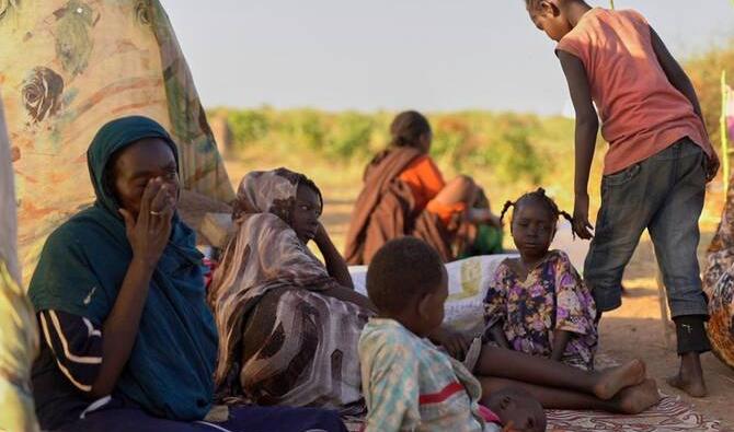 Des enfants et des familles déplacés d'El-Fasher dans un camp où ils se sont réfugiés pour échapper aux combats entre les forces gouvernementales et le RSF, à Tawila, dans la région du Darfour. (UNICEF via AP)