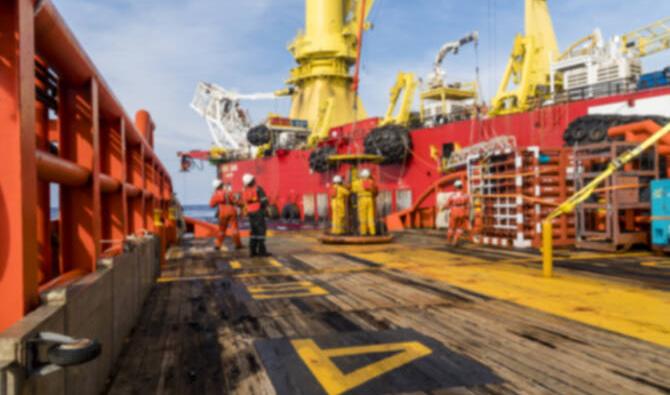 Les contrats à terme sur le Brent ont progressé de 3,82 dollars, soit 5,15 %, pour atteindre 77,98 dollars le baril à 11h32 (heure saoudienne). (Shutterstock)